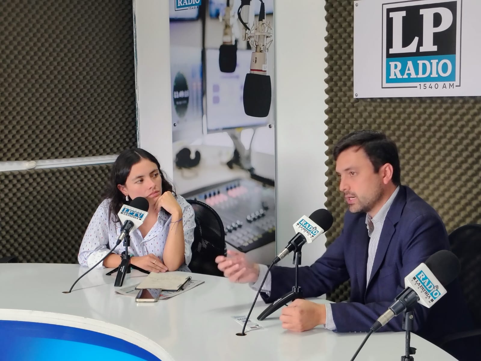 Representantes del Área Metropolitana en entrevista en la cabina de LP Radio 1540 AM