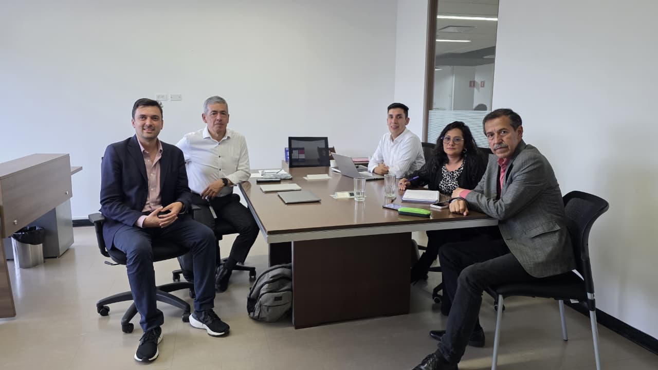 Representante del Área Metropolitana del Centro Sur de Caldas en visita al Ministerio de Transporte